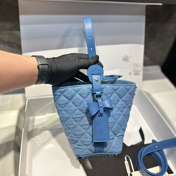 

Mini Bucket Bag Makeup Bag Designer Womens Shoulder Bag Shiny Denim/Oil Wax Leather Ribband Gold Hardware Metal Buckle Tote Underarm Bags Bow Pendant 2 And 1 Purse 18cm, Burgundy