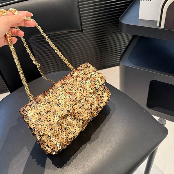 

Women Luxury Gold Tote Designer Flap Bag Sequins Decoration Hardware Shoulder Chain Shiny Evening Handbag Multi Colors Crossbody Makeup Purse Sacoche 20x13cm, Red
