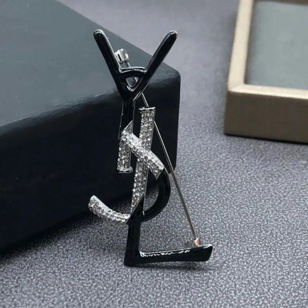 

Boutique Alphabet Pins Brooch Designer Unisex Badge Lapel Brooches Men Women Fashion Accessories Wedding Banquets Christmas Gifts
