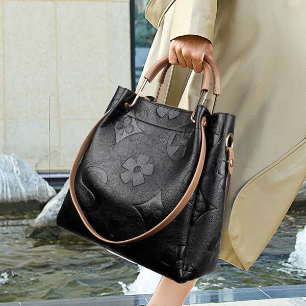 

2025 new designer women's hot selling new bucket bag, high-end fashion embossed handbag, large capacity mother and baby shoulder bag, Black