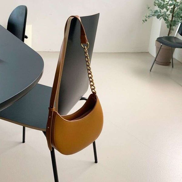 

French new version niche design brown single shoulder underarm women's zipper small color chain saddle bag, Black