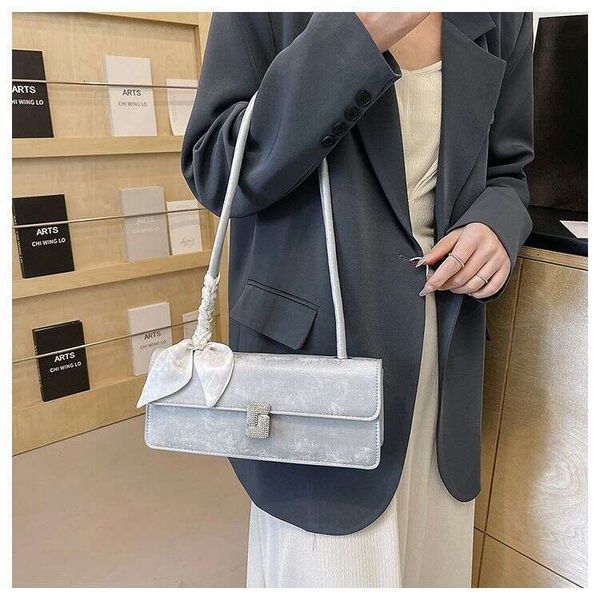 

Advanced and stylish silver for women 2025 new French versatile single shoulder armpit bag fashionable hand-held stick bag, Silvery