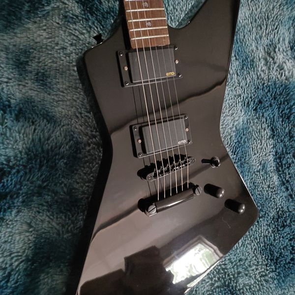 

Bold V-Shaped Glossy Black Guitar: Humbuckers, Stable Bridge & Rock/Metal Tone