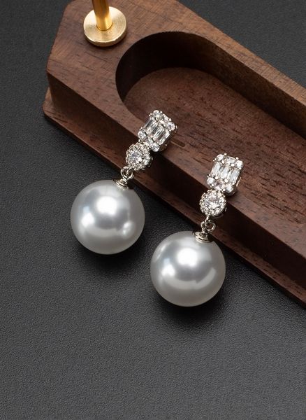 

Elegant Woman's Accessory Set: Designer-Inspired S925 Silver Ear Cuff Complementing Real Gemstones