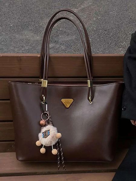 

2025 Winter New High-End Designer Fashion Personality Large-Capacity Tote Work Commuter Shoulder Bag Retro Trend, Black