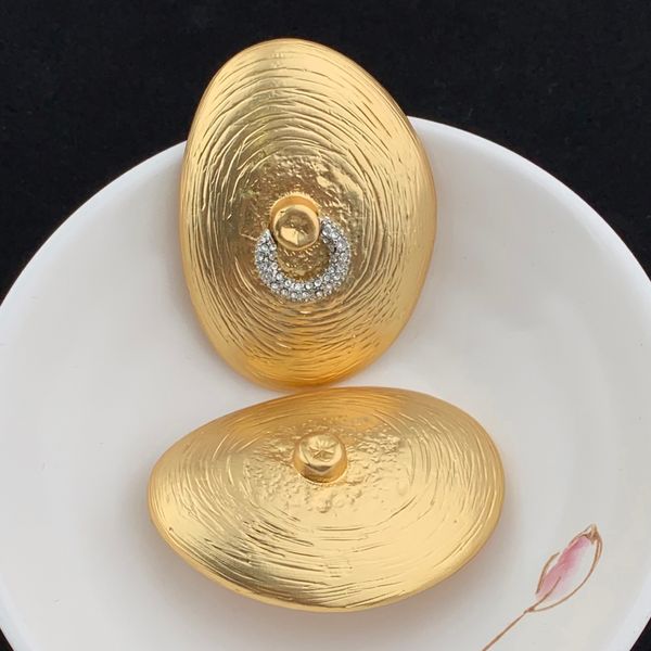 

Minimalist Eye Mask Brooch Artistic Theater Style Accessory with Electroplated Finish Modern Fashion Design Jewelry