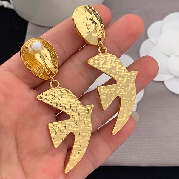 

Abstract Lip Shape Brooch Fashionable Red Enamel Pin with Metallic Gloss Fun Statement Accessory for Coat Hat Scarf Gift for Creative Women