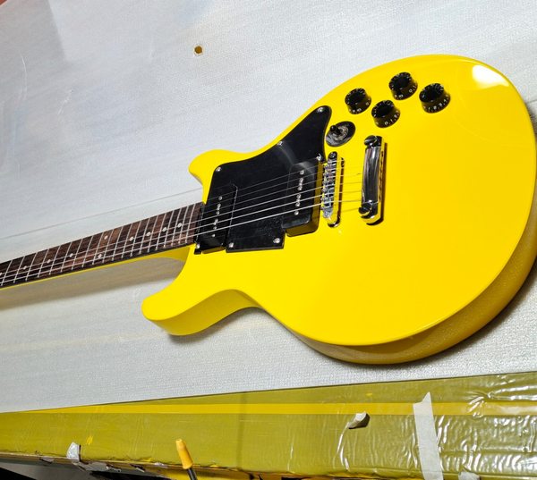 

Vibrant Glossy Yellow Electric Guitar: Classic Single-Cut, 4 Knobs, Metallic Bridge