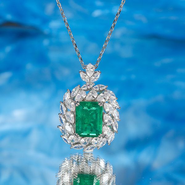 

S925 Sterling Silver Vintage-Inspired Green Gemstone Necklace, Elegant Faux Emerald Pendant, Luxury Design for Women, Perfect for Parties and Special Occasions