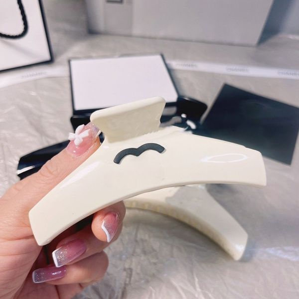 

Luxury Designer Brand Letter Black White Hair Clips Claw Elegant Shark Hair Clip Hairpin Hair Clip Headwear Hairpin Jewelry Hair Accessory