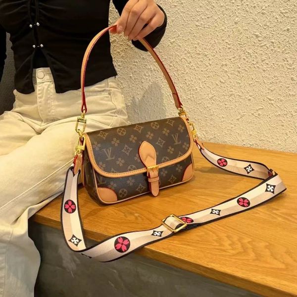 

Women Luxurys Designer Bag Crossbody Diane Baguette Classic Vintage Canvas Jacquard Strap Flower Flap Embossed Letters Clutch Purse Shoulder Bags Tote Bag2026, Camel