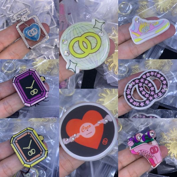 

Acrylic Brooches Men Women Girls Cartoon Styles Pins Designer Letter Brooch Crystal Jewelry Brooch Pin Marry Christmas Party Love Gift Accessories Brooch