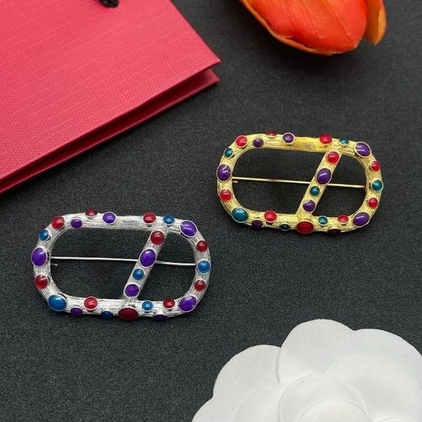 

Luxury Brooches Designer Brooch for Women Men V Letter Pins Brooches 18K Gold Plated Diamond Pearl Brooches Classic Jewelry for Party Gifts
