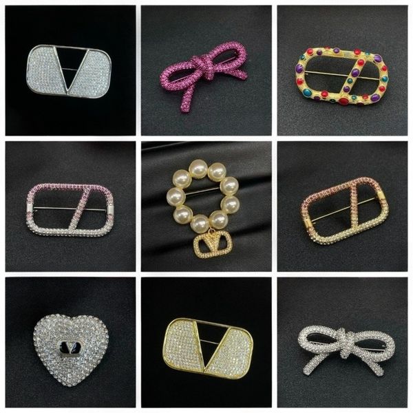 

Designer Brooches V Letter Pins Brooches for Women Men Luxury Brand Diamond Pearl Brooches 18K Gold Plated Brooches High Quality Jewelry Gifts
