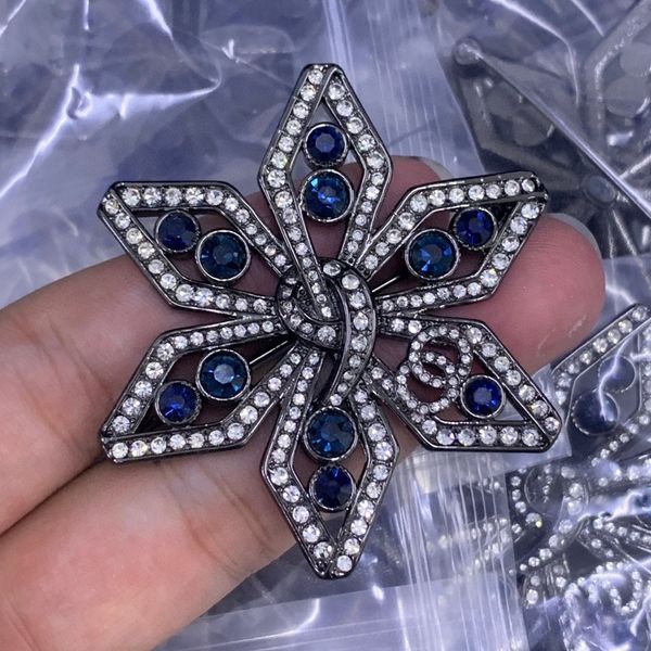 

Designer brooch Fashion Women Pins Brooch Men Womens Crystal Brooch Brooches Pearl Accessories Gifts Wholesale