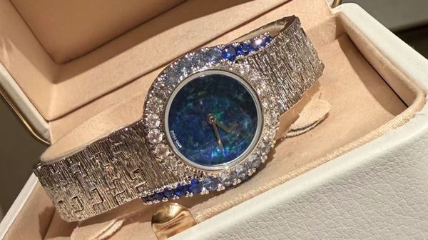 

Luxury Watch, a Synonym for High-end Watches, the Art of Time with Precise Inheritance Beautifully configured gift box packaging and factory certificate of conformity, Orange