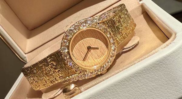 

Ladies' Watch: A Classic Choice on the Wrist, Where Elegance Blooms Beautifully configured gift box packaging and factory certificate of conformity, Red