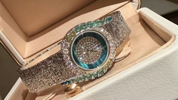 

Ladies' Watch, Exquisite Appearance and Excellent Quality, an Elegant Model on the Wrist Beautifully configured gift box packaging, Orange