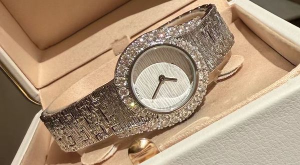 

Luxury Watch, a Model of High-end Watches, a Brilliant Symbol of Ladies' Charm Beautifully configured gift box packaging and factory certificate of conformity, Red