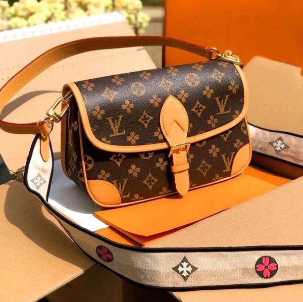 

2026 Women Luxurys Designer Bag Crossbody Diane Baguette Classic Vintage Canvas Strap Flower Flap Embossed Letters Clutch Purse Shoulder Bags Tote BagAAA, Brown-old-flower-1