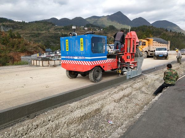 

Versatile Engine-Powered Slipform Paver: Curved Concrete Curb for Roadway & Landscape Use