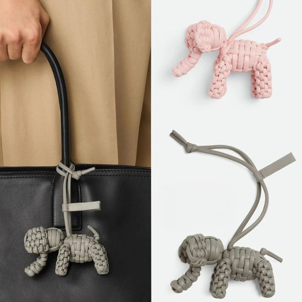

Designers Keychains Bag Charms for Men and Women Top Version Car Key Chain Sheepskin Hand-woven Pendant Keyring Bags Pendant Couple Gifts