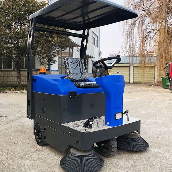 

Heavy-Duty Ride-On Sweeper with Excellent Traction for Inclines and Uneven Outdoor Surfaces