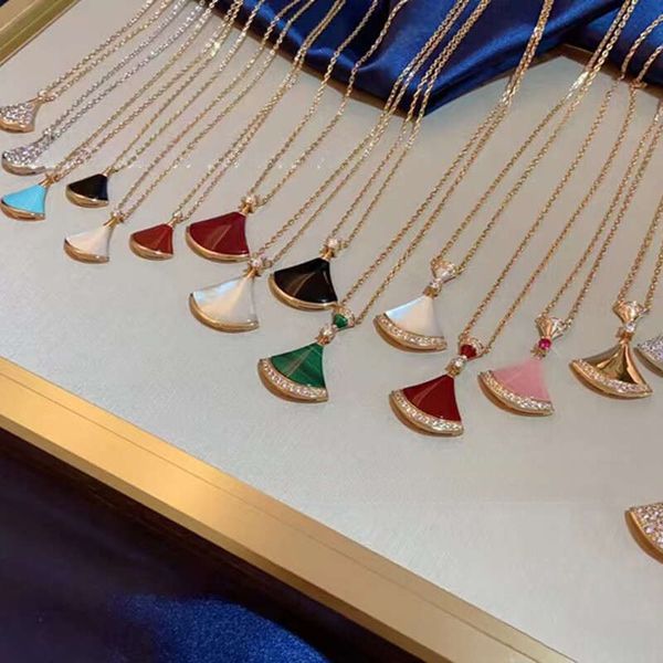 

High Edition Small Skirt Necklace White Mother-of-Pearl Fan 18k Rose Gold Plated Fan-shaped Pendant Light Luxury Collarbone Chain