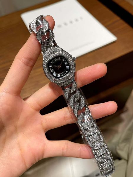 

Selection of Luxury Women's Watches: Exquisite Fashionable Wristwatches with Metal Straps, Beautiful Appearance, Various Styles for Arbitrary Choice, Yellow