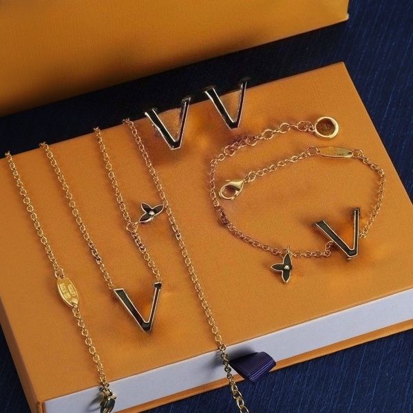 

Designer Pendant Necklaces earrings Chain Letter Necklace bracelet Necklace Elegant Fashion Casual Pendant Necklaces