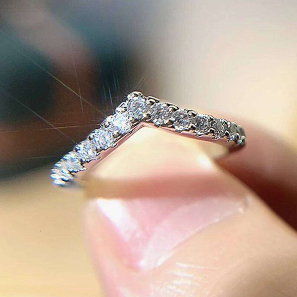 Huitan Stylish V Design Cubic Zirconia Rings Women Bridal Wedding Party Temperament Finger Accessories Versatile Female Jewelry