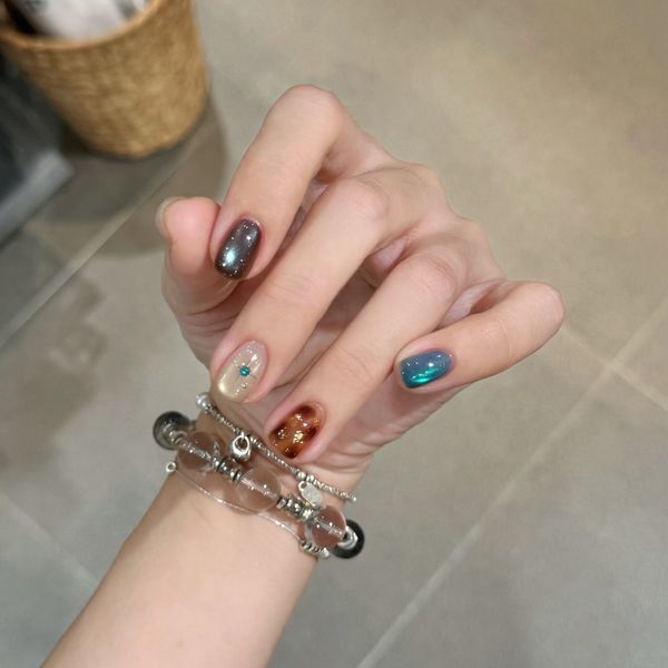 

short seasonal cat eye artificial nails maillard brown white nail patches