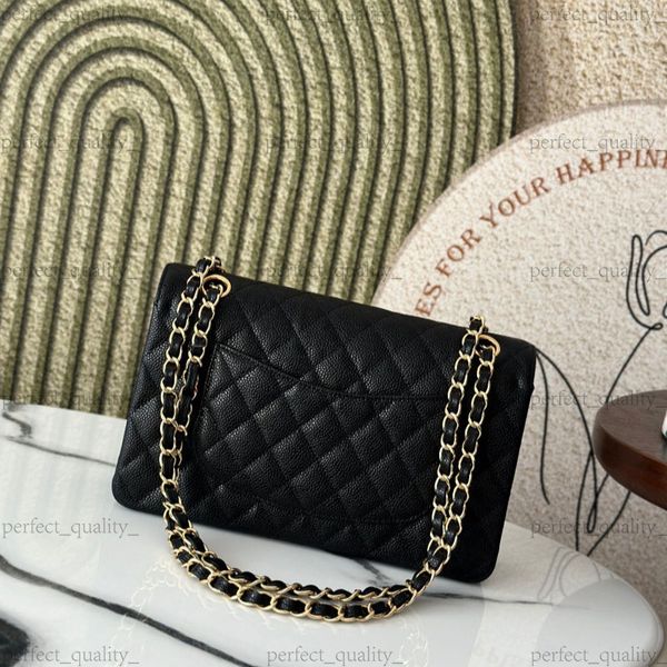 

A fashionable bag that combines durability and beauty: 100% full-grain leather, with pure steel hardware. This handbag features a crossbody and shoulder strap., Ten