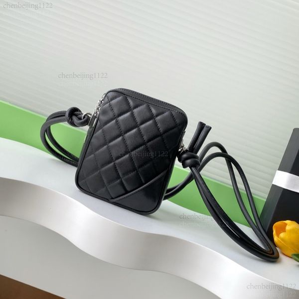 

99A The fashionable leather hand-held crossbody single-shoulder bag designed by top designers has made a dazzling debut, with pure steel hardware shining with luster, Three