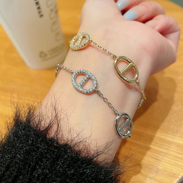 

Luxury Fashion Bracelet with Unique Pig-Nosed Design for Elegance