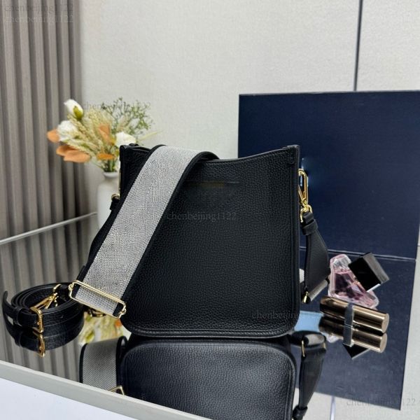 

99A The designer blends luxury and fashion into this stylish, casual leather crossbody shoulder bag. The pure steel hardware becomes the distinctive feature., Four