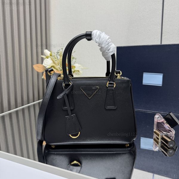 

99A This top designer's fashionable, genuine leather crossbody shoulder bag, with its pure steel hardware, has become an ideal embodiment of luxury and fashion., Five