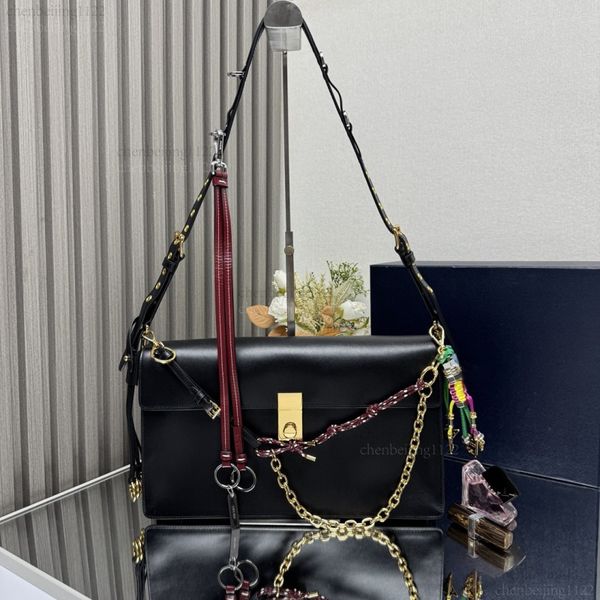 

99A Designer-inspired and fashionable casual leather crossbody shoulder bag. The pure steel hardware amplifies the charm of luxury and fashion to the fullest., Two