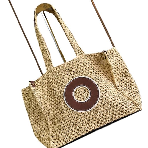 99AThe top-level designer's classic straw handbag. It can be carried as a tote or worn as a crossbody bag, presenting a free and casual look while exuding elegant charm.