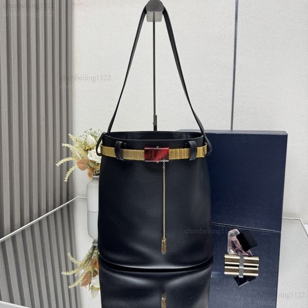 

99A The fashionable and casual leather crossbody shoulder bag, after the designer's meticulous crafting, features exquisite steel hardware as the finishing touch., One