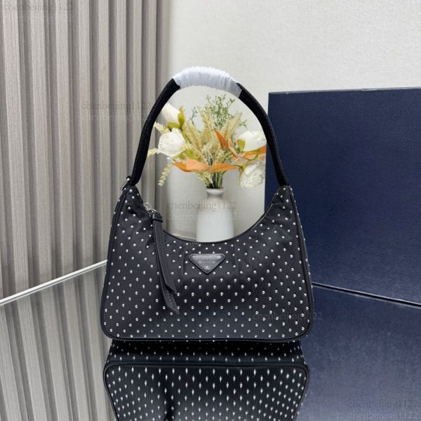 

99A This fashionable and casual handbag and shoulder bag, designed by a top designer, is decorated with pure steel hardware. It embodies both luxury and fashion., One