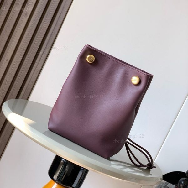 

99A top-level design, genuine leather crossbody bag with shoulder strap, high-quality guaranteed by pure steel hardware, fashionable and versatile for all occasions, Two