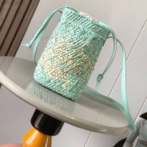 The 12A fashion casual handbag can be carried by shoulder or carried across the body. It is made of Iraque palm material and is a must-have woven bag for the summer season.