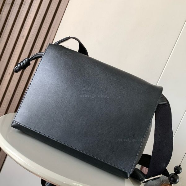 

Hold the 99A designer's leather handbag with a shoulder strap, enjoy the pleasure brought by the classic high-quality design, and it has a large capacity., Two