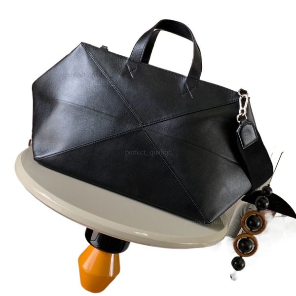 

The handbag with a single shoulder strap and a slanted design, crafted by 99A designers, is made of genuine leather and exudes an extremely high-end feel., One