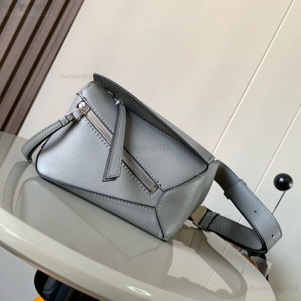 

99A top designer creates a fashionable and casual leather shoulder bag with a single handle. It features pure steel hardware and has a sleek and distinctive design., Four