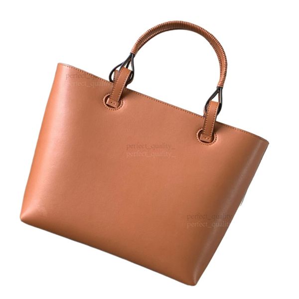 

This 99A designer masterpiece handbag with a shoulder strap is made of high-quality cowhide leather, exuding an elegant and sophisticated atmosphere., One