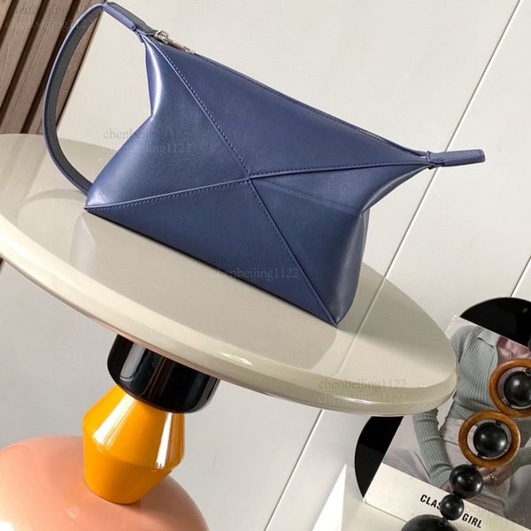 

99A top-level design genuine leather glossy cowhide, pure steel hardware adds an air of sophistication. This is a hand-held, cross-body, or shoulder bag for casual wear., Three