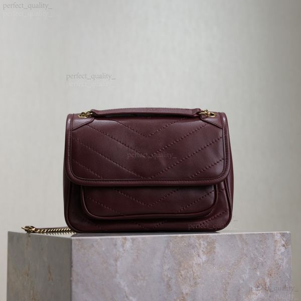 

This 99A designer creative crossbody bag in single shoulder style is available. The high-quality leather showcases premium fashion and is a classic must-have., Five