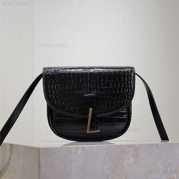 

The hand-held single-shoulder cross-body bag designed by the designer is crafted with high-quality imported leather, exuding an elegant and fashionable appeal., Two